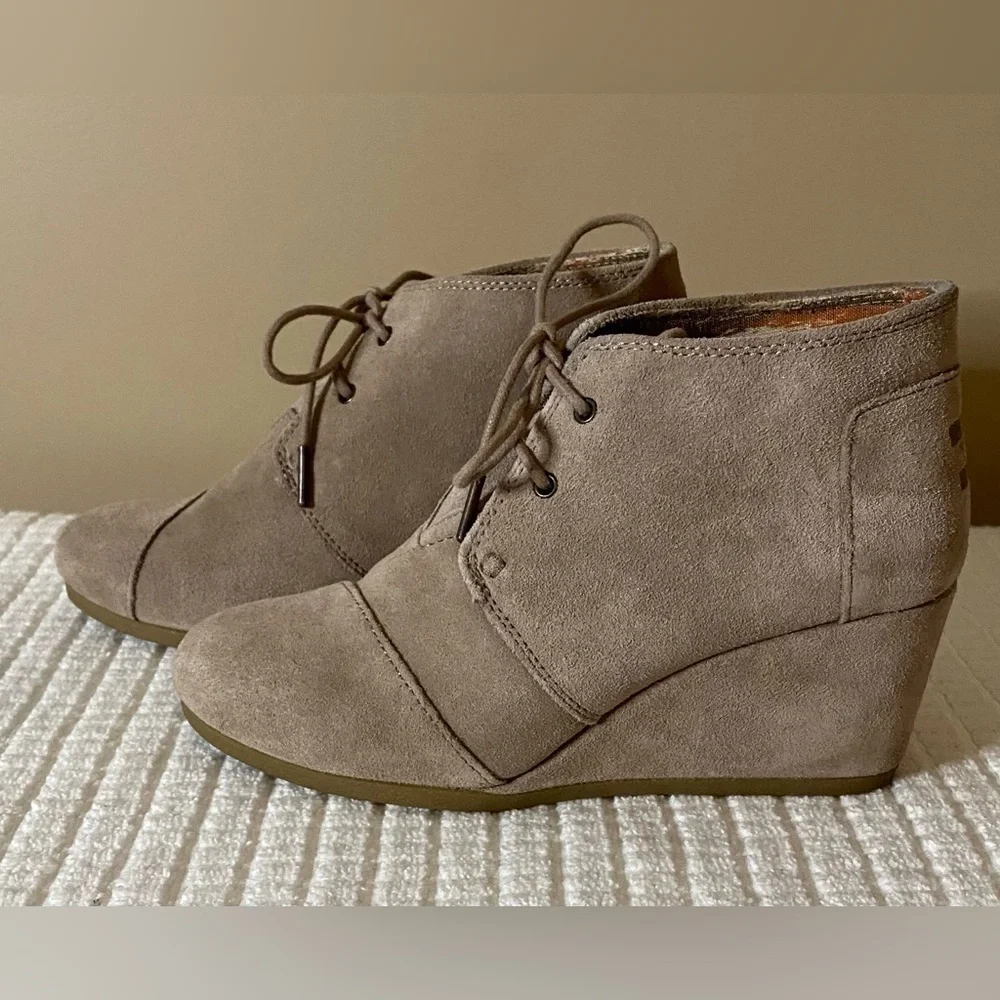 Toms Women’s Suede Wedge